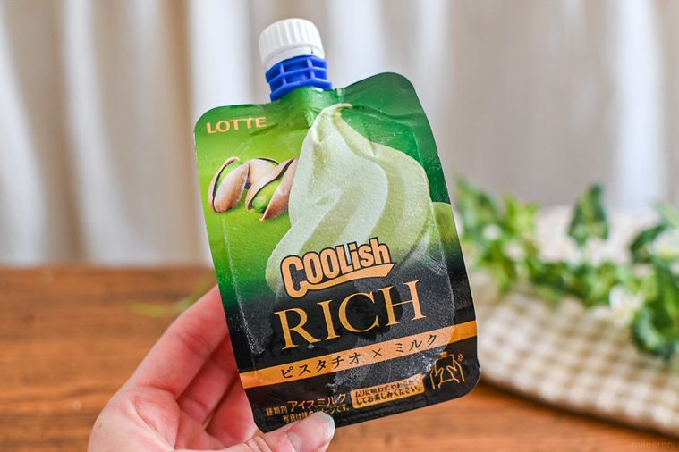 アイスのパッケージを持っているところ