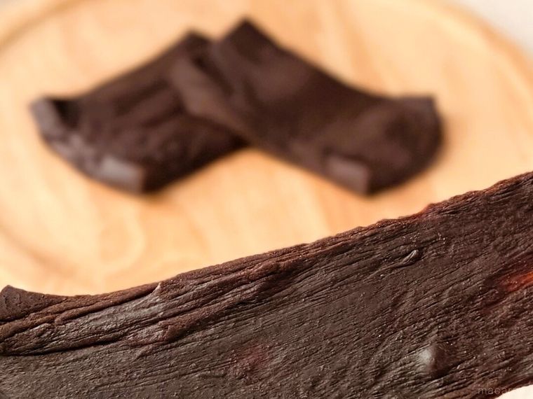 伸びる焼いておいしいチョコ切り餅を持っている様子