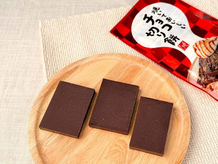 パッケージから取り出した焼いておいしいチョコ切り餅 3枚入りが置かれている様子