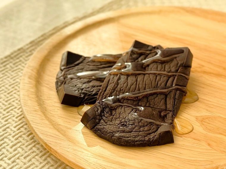 はちみつをかけた焼いておいしいチョコ切り餅