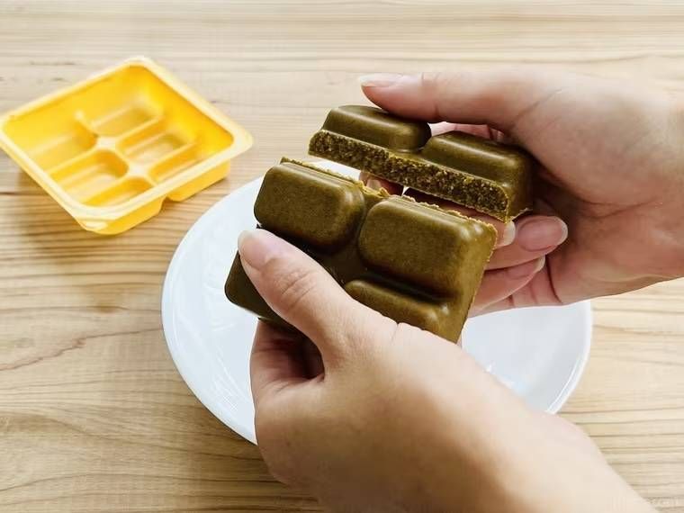 カレールウを割っている様子