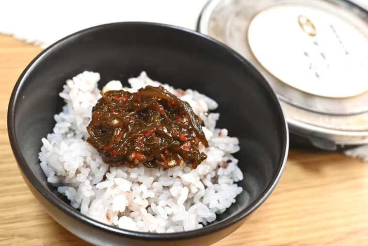 ご飯にのった「沈菜館 沖縄伊是名島産 完熟もずくキムチ 180g」
