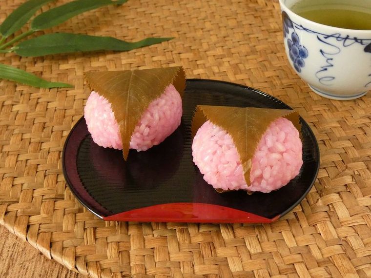 黒いトレーに乗った桜餅