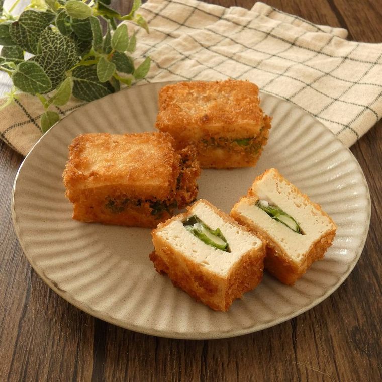 グレーの皿に乗った厚揚げのチーズカツ