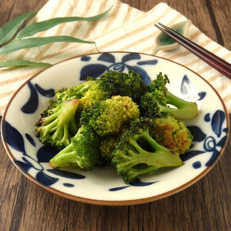 白い皿に乗ったブロッコリーの中華風蒸し焼き