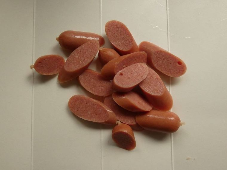 まな板に乗った斜め切りのウィンナー