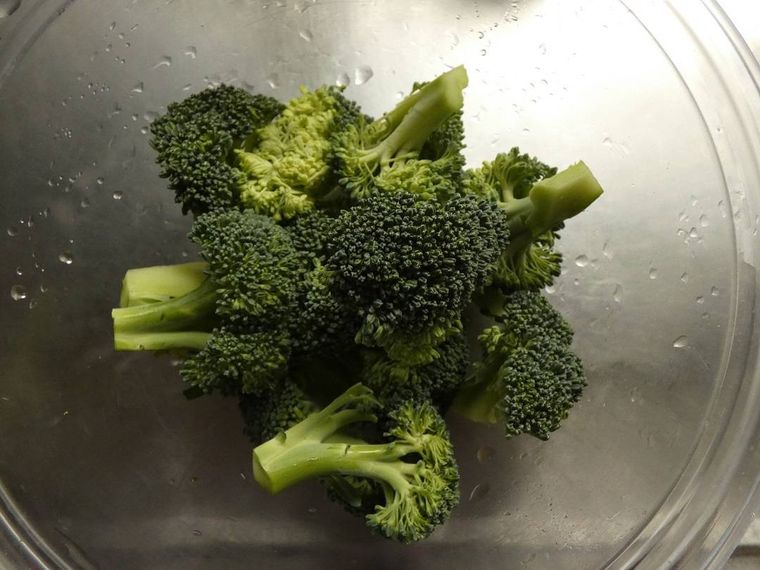 耐熱容器に入ったブロッコリー