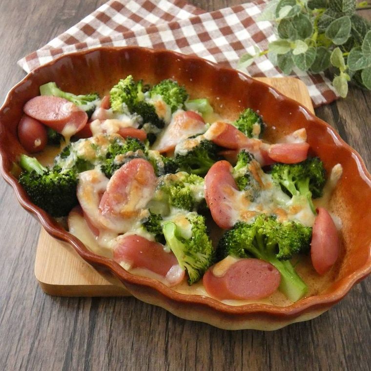 茶色い器に盛ったブロッコリーとウィンナーのチーズ焼き