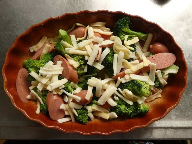 耐熱皿にのったブロッコリーとウィンナーととろけるチーズ