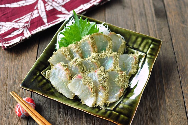 鯛の昆布締めが角皿に盛り付けられている