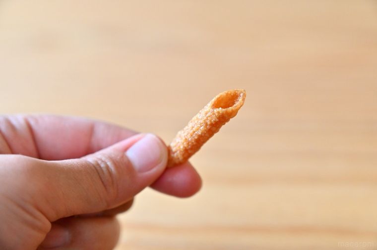 カルディ黒トリュフパスタスナックを1本手に持った様子