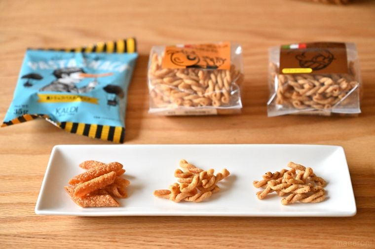 お皿に並んだ3種類のパスタスナックと、各商品のパッケージ