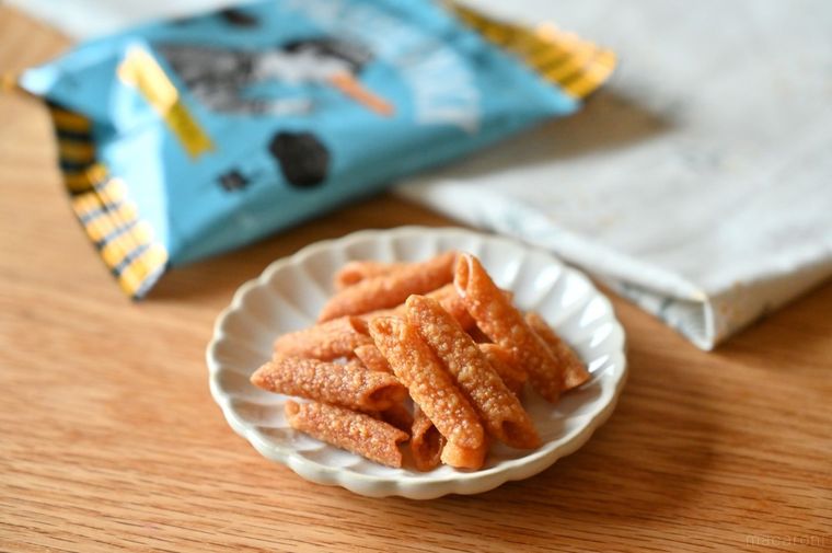 白い小皿に出したカルディ黒トリュフパスタスナック