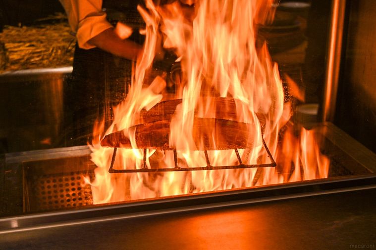 かつおを焼いているところ