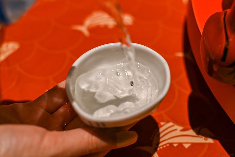 お酒を注いでいるところ