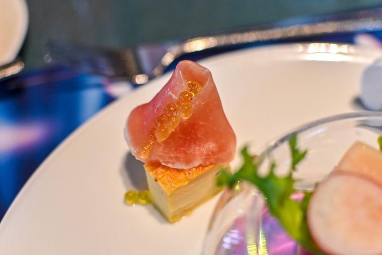 生ハムがのったオムレツのアップ