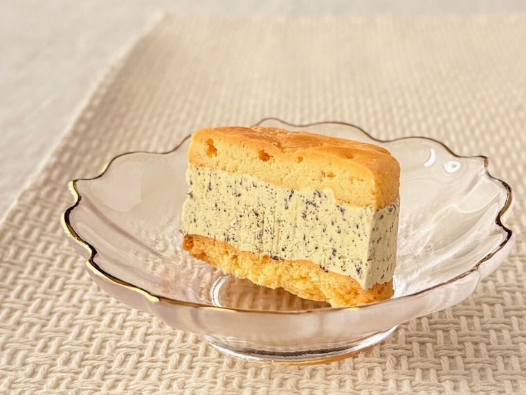 半分にカットしたバターサンドウィッチ 和紅茶アールグレイが盛り付けられている様子