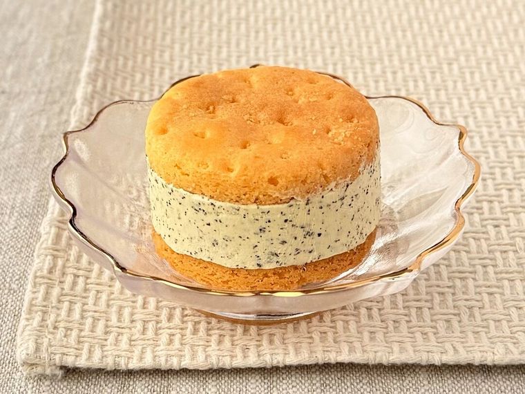 ガラス皿にのったバターサンドウィッチ 和紅茶アールグレイ