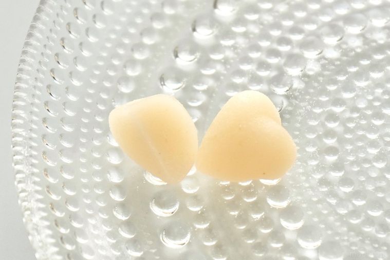 白い背景とガラスの器と和梨グミのアップと断面