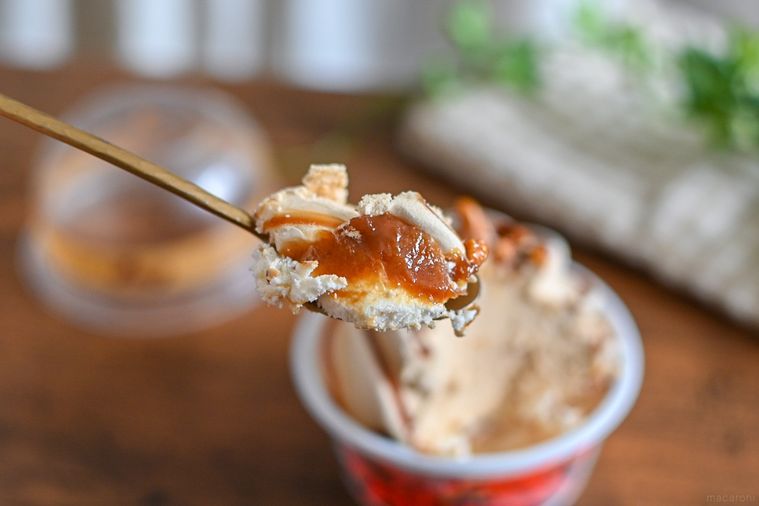 アイスをスプーンですくっているところ