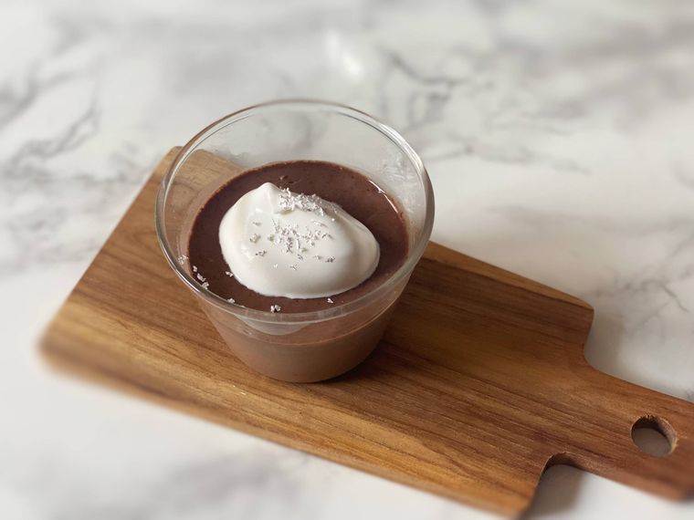 生クリームをのせたチョコレートプリンの写真