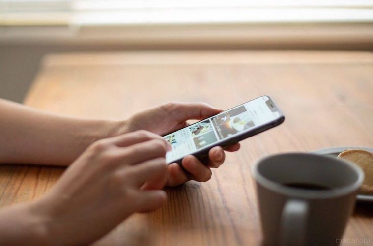 スマートフォンを操作している様子