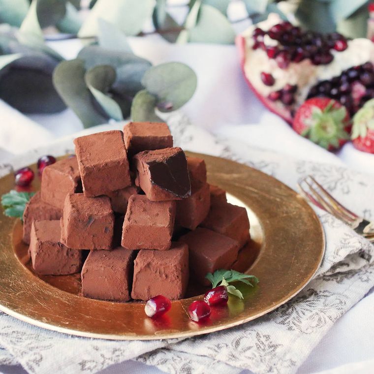 ゴールドの皿に盛られた基本の生チョコ