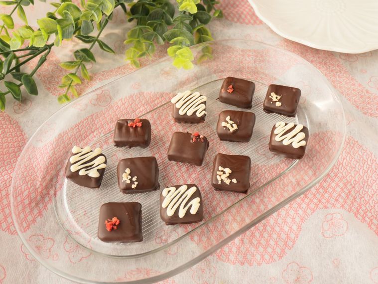 ガラスの皿に並んだボンボンショコラ