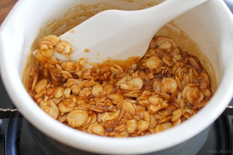 アーモンドをキャラメリゼしている様子