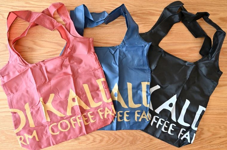 カルディにある3色のエコバッグを並べた