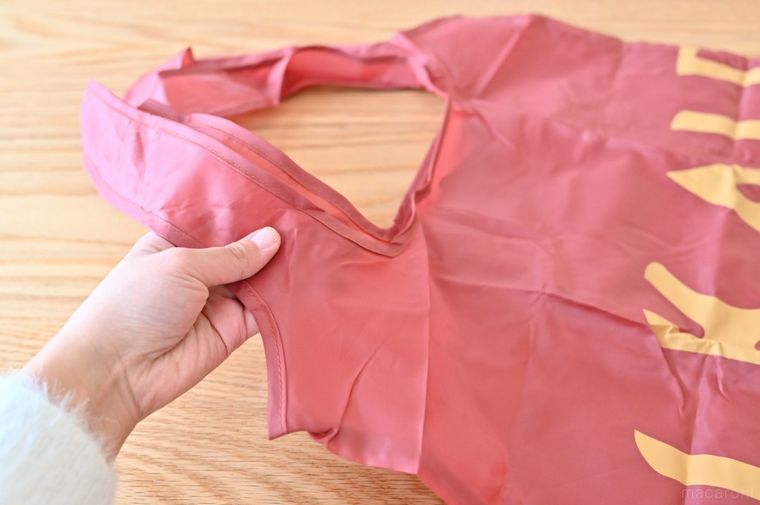 カルディエコバッグの肩紐の部分を手に持っている