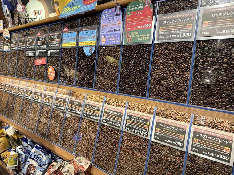 カルディの店頭に並ぶ複数のコーヒー豆