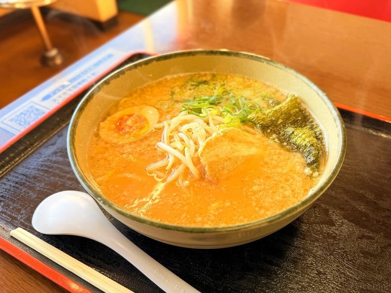 お盆の上にのった「にんにくたまごラーメン」
