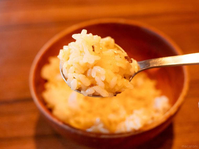 びっくりドンキーの卵かけご飯をスプーンですくっている様子