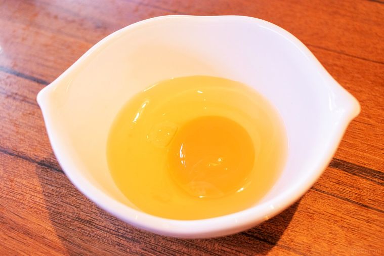 白い器に入った生卵