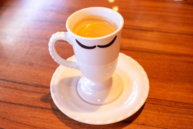 ひげのイラストが描かれたびっくりドンキーオリジナルのコーヒーカップ