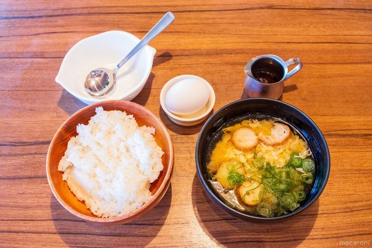 木製のテーブルに置かれたびっくりドンキーの卵かけご飯みそ汁付