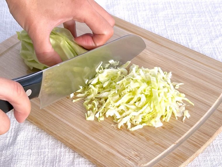 キャベツを千切りにしている様子