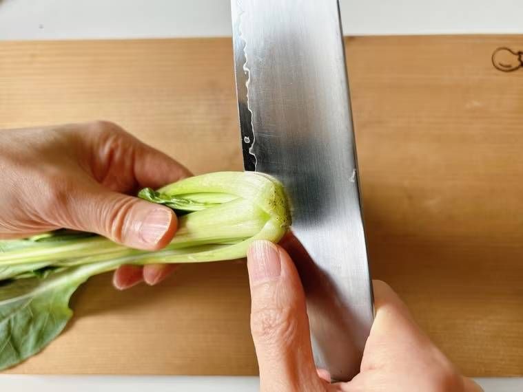 小松菜の根元に切り込みを入れている様子