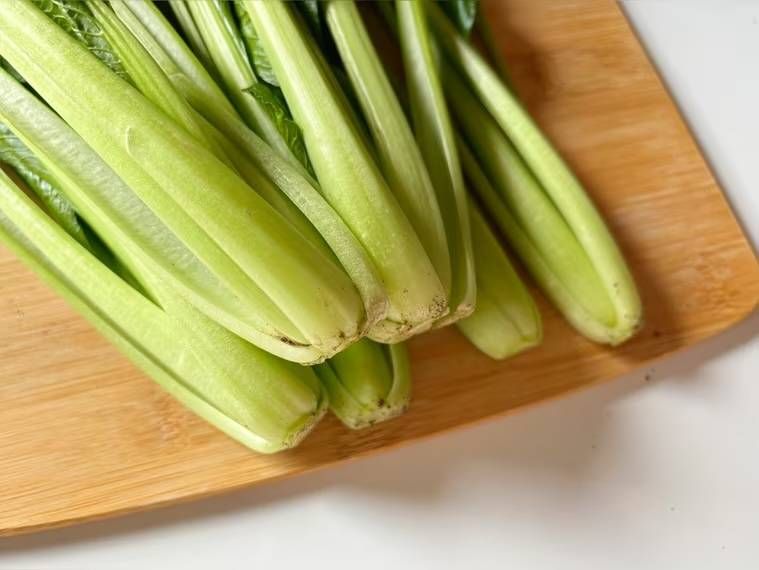 土がついた小松菜