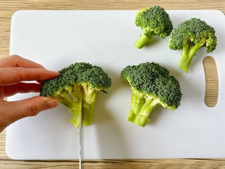 ブロッコリーを切っている様子