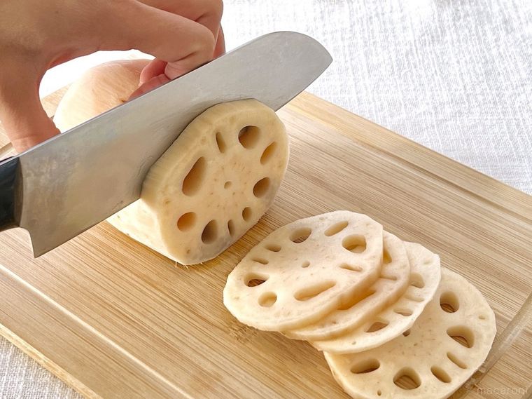 れんこんを輪切りにしている様子