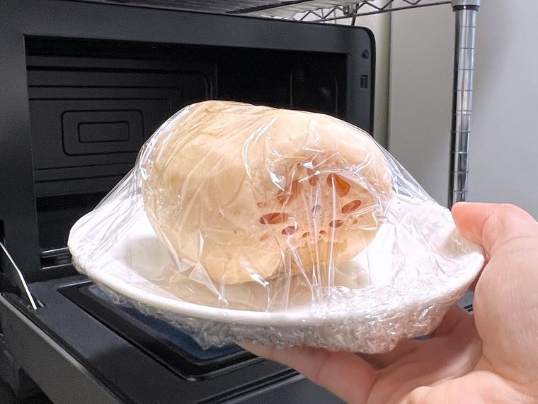 れんこんを電子レンジに入れようとしている様子