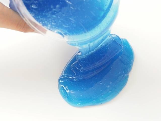 瓶から流れ出ている青いスライム