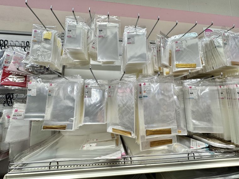 ダイソーに陳列されているクリアバッグシリーズの商品