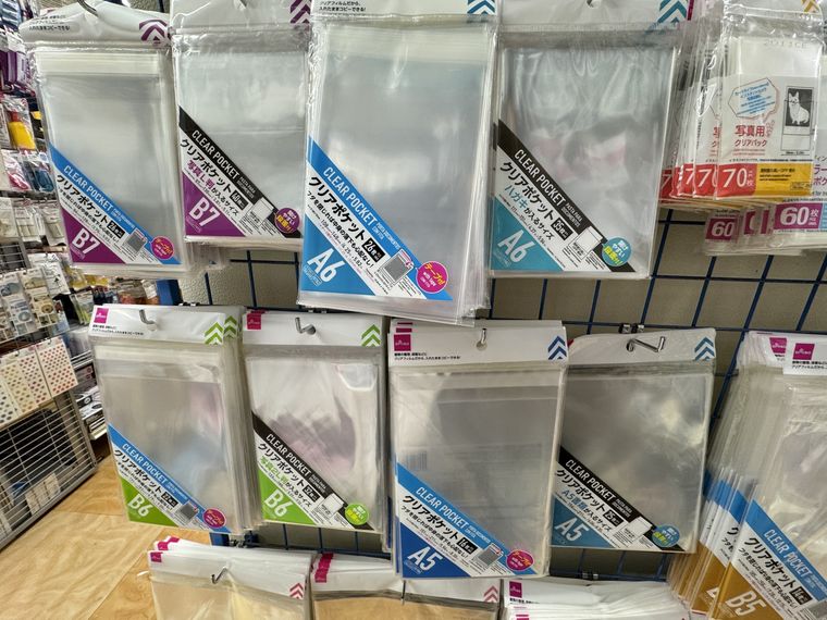 ダイソーに陳列されているクリアポケットシリーズ