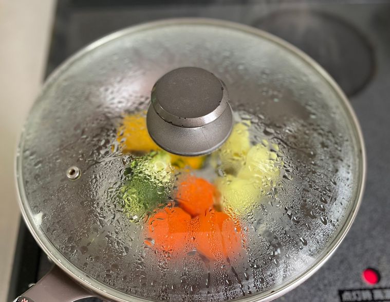セリアの蒸し器で野菜を蒸しているところ