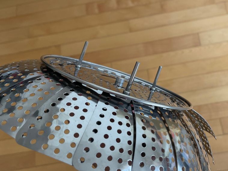 ダイソーステンレス折りたたみ蒸し器の底面