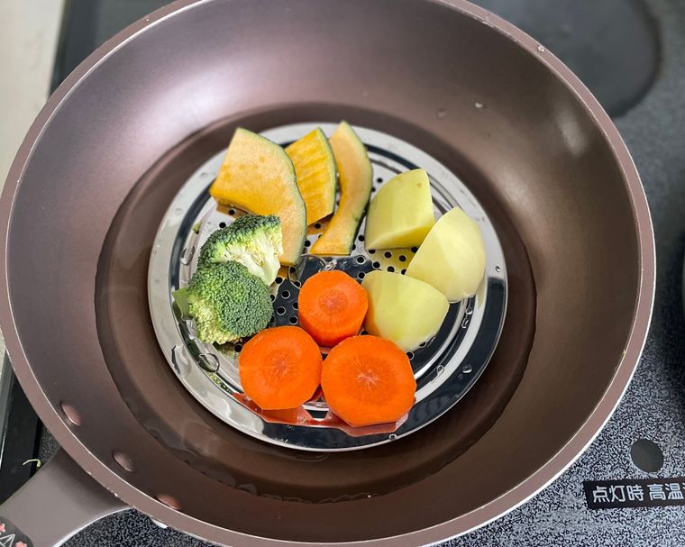 フライパンにセリアの蒸し器をセットしたところ