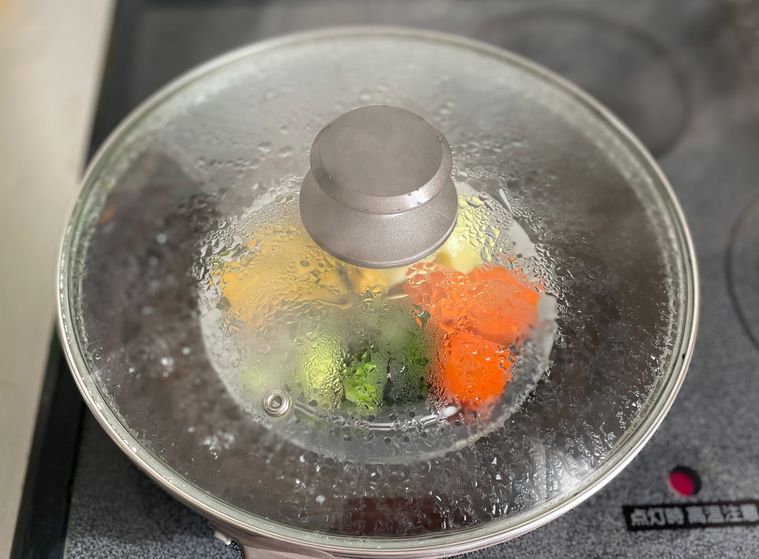 キャンドゥの蒸し器で野菜を蒸しているところ